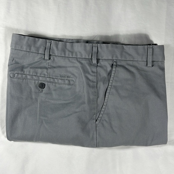 Izod mens grey basic flat front 9" inseam chino shorts - size 38 - Picture 11 of 11